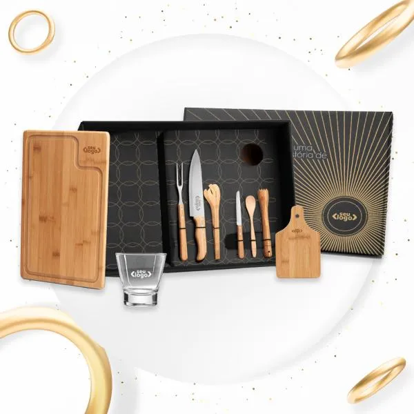 Kit para Churrasco e Caipirinha. Composto por tábua para Churrasco, tábua para Caipirinha, socador, colher de 18cm e pegador em Bambu; garfo trinchante, faca 8 e faca 4 em Madeira/Inox. Composto também por copo em vidro. Estão perfeitamente acomodados em uma caixa para presentear. Como cortesia, na faca 8 fazemos uma gravação com os cortes do boi.