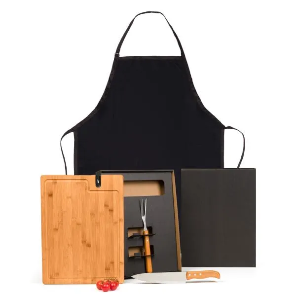 Conjunto para Churrasco. Composto por tábua em Bambu e amolador embutido na tábua; faca 8 e garfo trinchante em Madeira/Inox. Conta também com avental em Brim Preto.