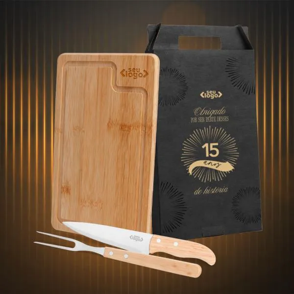 Kit para churrasco; Conta com tábua em Bambu; Faca 7 e garfo em aço Inox/Madeira. Tábua confeccionada com tripla camada invertida, para dar maior durabilidade e não deformar com o passar do tempo. Como cortesia, na faca 7 fazemos uma gravação com os cortes do boi.