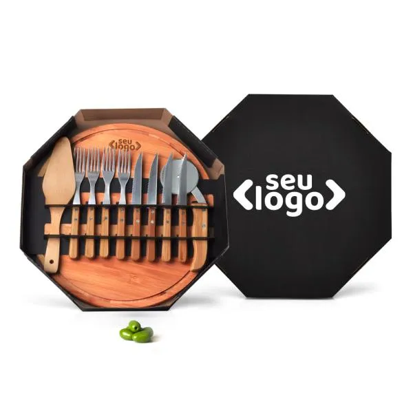Conjunto para Pizza em Bambu/Madeira/Inox. Acompanha tábua e espátula em Bambu; quatro facas de mesa e quatro garfos de mesa; cortador de Pizza em Madeira/Inox. Embalagem ideal para presentear.