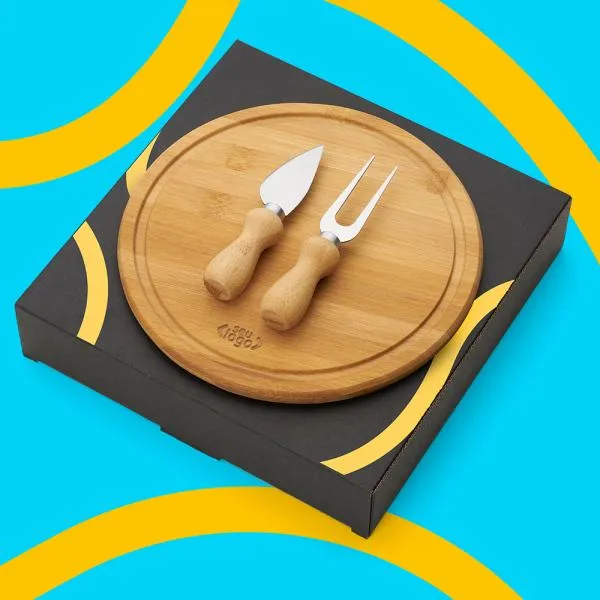 Conjunto para Queijo em Bambu/Madeira/Inox. Conta com tábua em Bambu; faca com ponta e garfo para Queijo em Madeira/Inox. Tábua confeccionada com tripla camada invertida, para dar maior durabilidade e não deformar com o passar do tempo.