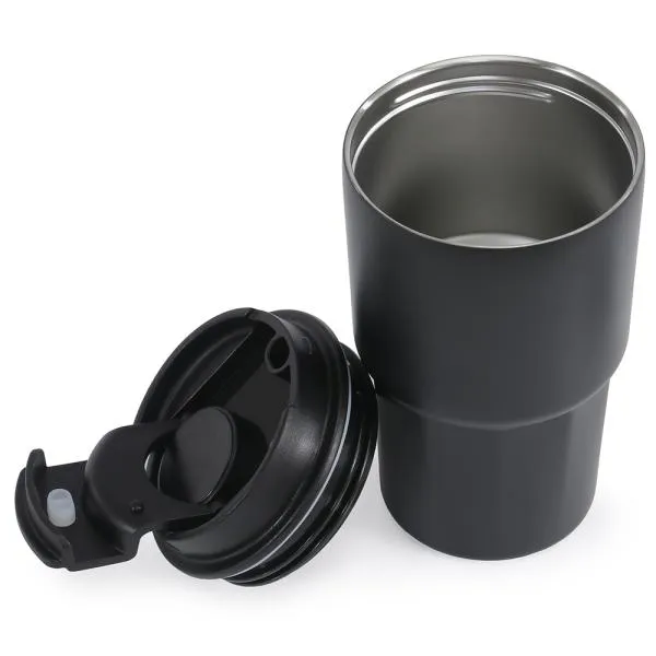 Copo térmico preto com tampa e capacidade de 450 ml. Conta com protetor higiênico na tampa. Mantém a temperatura da bebida por mais tempo.