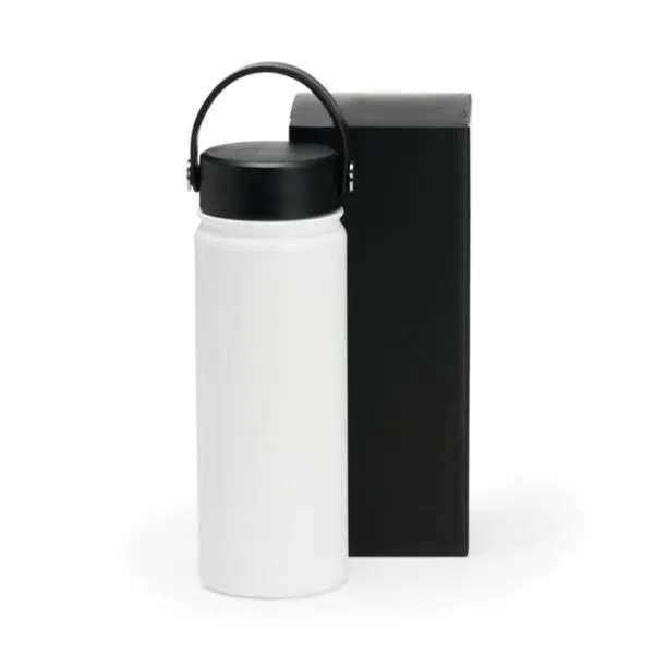 Garrafa em Inox na cor branca, confeccionada com dupla camada. Conta com tampa plástica rosqueável e alça de mão. Mantém a temperatura da bebida por mais tempo.