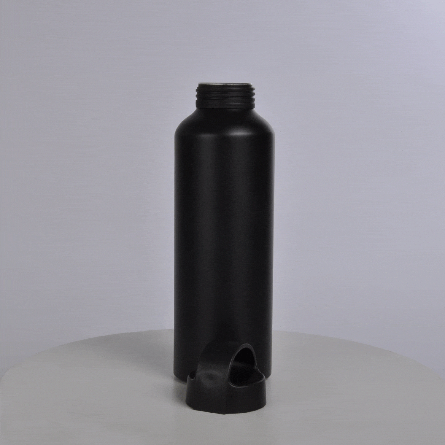 Garrafa em alumínio preto. Conta com tampa plástica rosqueável preta com alça. Capacidade: 600ml
