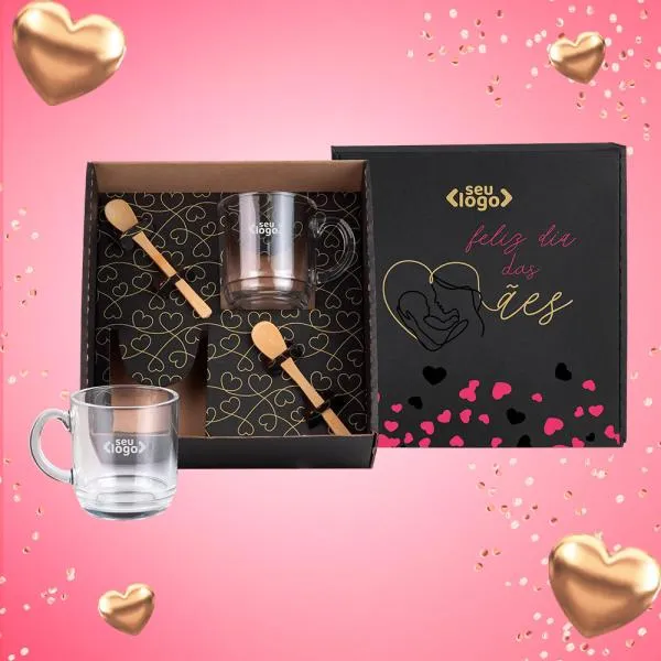 Kit contendo duas canecas de vidro e duas colheres em bambu.