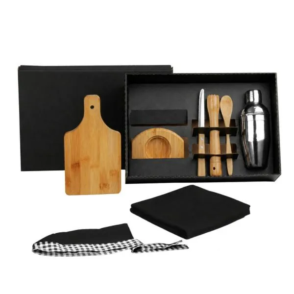 Kit caipirinha contendo tábua, pilão, colher de 18cm e base para a tábua em Bambu; faca para frutas 4 em Madeira/Inox; coqueteleira de 350ml em Aço Inox; touca gourmet e avental com bolso em Brim preto. Acomodados em uma linda caixa para presente.