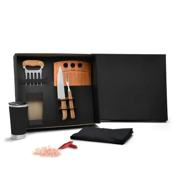 Kit para Churrasco com copo térmico preto. Composto por tábua em Bambu com três furos; faca 8, garfo trinchante e garfo de 5 dentes com abridor de garrafa em Madeira/Inox; copo térmico branco com tampa e abridor de garrafa 500ml; avental em Brim preto. Como cortesia, na faca 8 fazemos uma gravação com os cortes do boi. Copo conta com dupla parede de inox, isolada a vácuo para manter a temperatura por mais tempo.