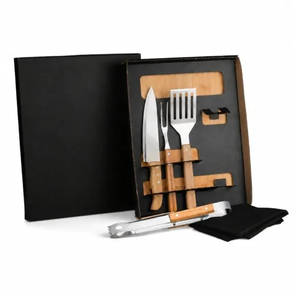 Kit para Churrasco/Hambúrguer. Composto por tábua em Bambu; garfo trinchante, faca 8, pegador e espátula perfurada em Madeira/Inox. Acompanha também avental em Brim preto.