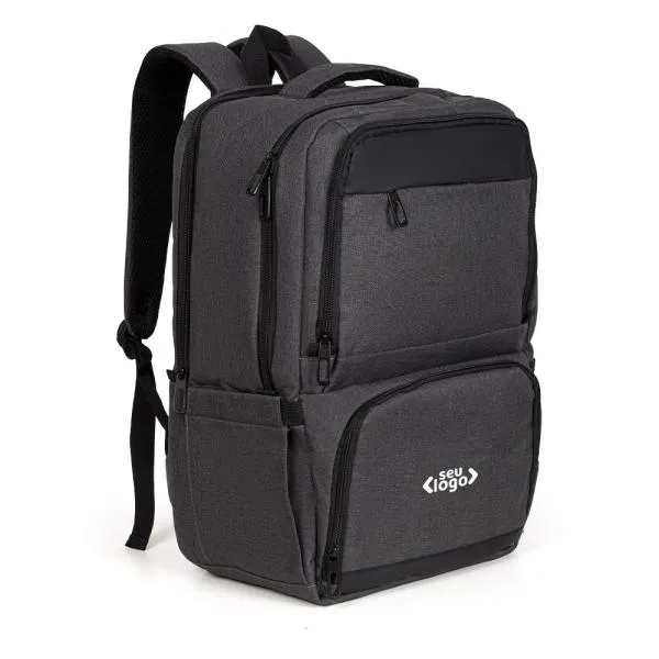 Mochila cinza escuro com bolso térmico em RPET. Conta com alças para as costas, alça para as mãos e alça carona para mala. Composta também por bolsos laterais com elástico para melhor ajuste, compartimento frontal térmico com rede para organização interna, compartimento frontal menor, compartimento principal e na parte traseira conta com compartimento aveludado para notebook com fecho em velcro. Sendo o compartimento principal com zíper duplo cursor e todos os outros com zíper de cursor simples. Bolso térmico: 6,5L