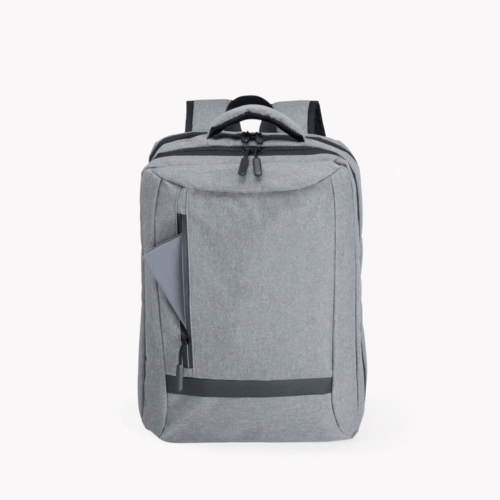 Mochila cinza em poliéster 300D. Conta com três compartimentos, sendo um compartimento com zíper, dois puxadores e espaço para notebook, um compartimento com mais espaço e elástico para fixação e organização e um compartimento menor com zíper na vertical. Além disso, contém alças ajustáveis e duas alças de mão, sendo uma delas almofadada.
