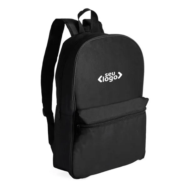 Mochila preta confeccionada em Polyester 600D. Conta com bolso principal e bolso frontal em zíper horizontal, alças ajustáveis e alça de mão.