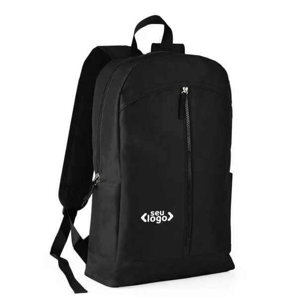 Mochila preta confeccionada em Polyester 600D. Conta com bolso principal com zíper duplo cursor, bolso frontal em zíper diagonal, dois bolsos laterais, divisória para notebook, alças ajustáveis e alça de mão.