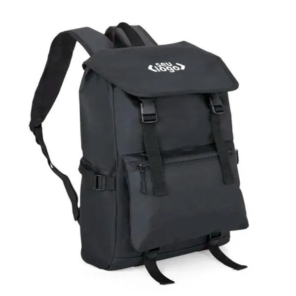 Mochila preta confeccionada em Polyester 600D. Conta com bolso principal com fechamento com cordão e aba com fecho de engate rápido, bolso frontal com ajuste, 2 bolsos laterais com ajuste para controlar o volume da mochila, alças ajustáveis, alça de mão e alça carona para mala. Espaço interno com divisória para notebook com acabamento acolchado.