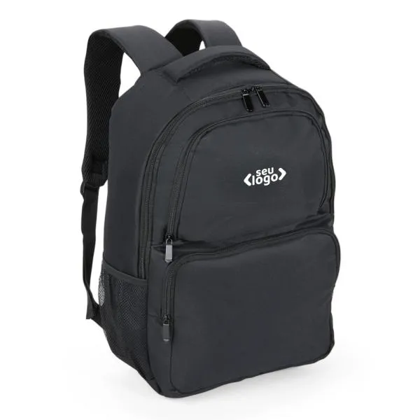 Mochila preta confeccionada em Polyester 600D. Conta com bolso principal com zíper duplo cursor, dois bolsos frontais em zíper, dois bolsos laterais em tela, divisória para notebook de até 15 interna com acabamento acolchoado, alças ajustáveis, alça de mão e alça carona para mala.