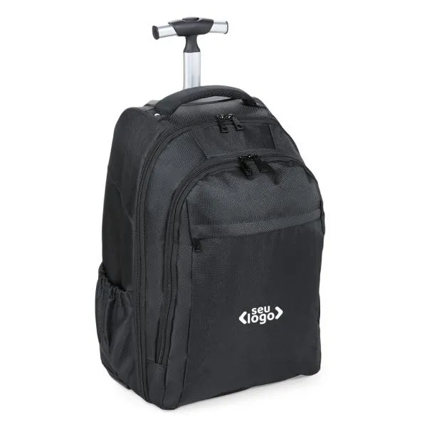 Mochila preta com rodinhas. Conta com alça para as costas fechada com zíper, alça para mãos, alça telescópica de dois estágios, duas rodinhas, proteção para as rodinhas com velcro, quatro compartimentos - sendo um interno principal (com sub compartimento para notebook) e três externos (um frontal menor para pequenos objetos como celulares e cadernos, e dois laterais, ideais para guarda-chuvas e garrafas).