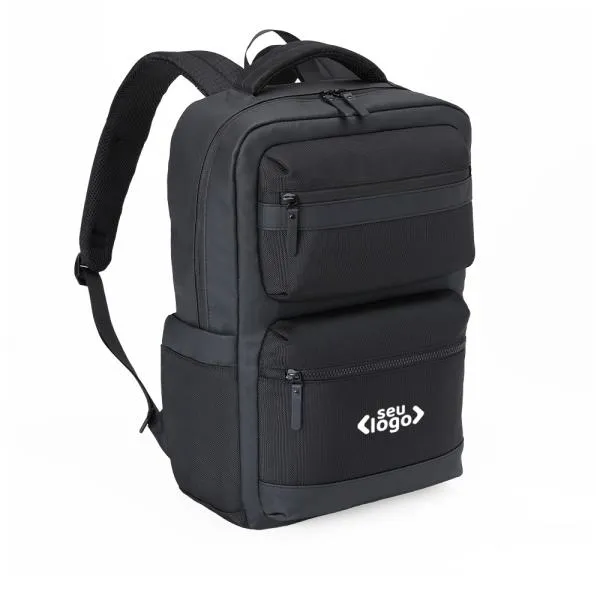 Mochila preta em Polyester / PU. Conta com alças para as costas e bolso, alça para as mãos, alça para pendurar e alça carona para mala. Na parte externa conta com saída para fio, faixa refletiva, borrachão, dois fechos laterais, dois bolsos laterais com tela, bolso frontal e dois bolsos na parte superior com fechamento em zíper. Na parte interna do primeiro bolso, conta com 4 compartimentos. No bolso principal, conta com compartimento aveludado para notebook de até 15 e mais um compartimento.