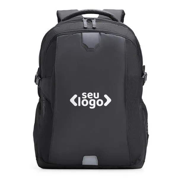 Mochila preta em Polyester / PU. Conta com alças para as costas com faixa refletiva e bolso, alça para as mãos, alça para pendurar e alça carona para mala. Na parte externa conta com saída para fio, faixa refletiva, borrachão, dois fechos laterais, dois bolsos laterais com tela, bolso frontal e dois bolsos na parte superior com fechamento em zíper. Na parte interna do primeiro bolso, conta com 4 compartimentos. No bolso principal, conta com compartimento aveludado para notebook de até 15 e mais um compartimento.
