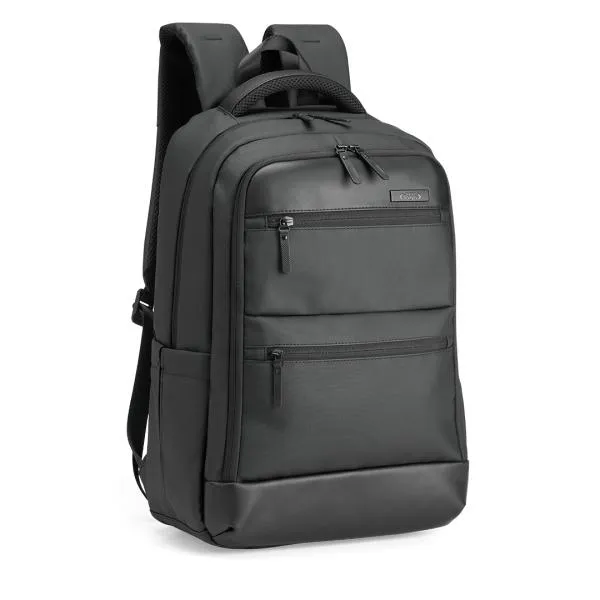 Mochila preta em Polyester / PU. Conta com alças almofadadas para as costas, alça almofadada para as mãos, alça para pendurar e alça carona para mala. Na parte externa conta três bolsos frontais, sendo dois menores com zíper simples e um maior com zíper duplo cursor, bolso traseiro (parte de apoio as costas), bolso principal com zíper duplo cursor e dois bolsos laterais com elástico para melhor adaptação do objeto desejado. Na parte interna conta com compartimento aveludado para notebook de até 15 e fecho em velcro para fixação e segurança do notebook, gancho para fácil acesso às chaves e quatro pequenos compartimentos para organização de pequenos itens.