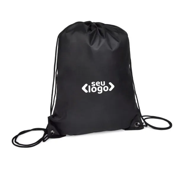Mochila sacola preta em Nylon 190D com alças ajustáveis.