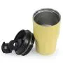 Copo térmico amarelo claro com tampa e capacidade de 450 ml. Conta com protetor higiênico na tampa. Mantém a temperatura da bebida por mais tempo.