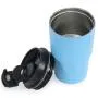 Copo térmico azul claro com tampa e capacidade de 450 ml. Conta com protetor higiênico na tampa. Mantém a temperatura da bebida por mais tempo.