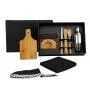 Kit caipirinha contendo tábua, pilão, colher de 18cm e base para a tábua em Bambu; faca para frutas 4 em Madeira/Inox; coqueteleira de 350ml em Aço Inox; touca gourmet e avental com bolso em Brim preto. Acomodados em uma linda caixa para presente.