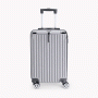 Mala de viagem em ABS rígido cinza chumbo. Conta com rodinhas 360º, fechamento em zíper e cadeado com senha, alça retrátil de alumínio e alça de mão. Parte interna com forro e divisória com zíper. Mala dentro do padrão da ANAC, para viajar a bordo no avião. Acompanha saco de TNT para proteção.