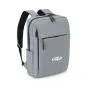 Mochila cinza em poliéster 300D. Conta com compartimento principal com espaço para notebook e fecho em velcro para melhor fixação e segurança do notebook, compartimento médio com zíper vertical e um compartimento menor com zíper horizontal; além dos compartimentos com zíper, contém também um bolso externo lateral. Conta também com alças almofadadas e ajustáveis para as costas e alça de mão.