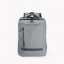 Mochila cinza em poliéster 300D. Conta com três compartimentos, sendo um compartimento com zíper, dois puxadores e espaço para notebook, um compartimento com mais espaço e elástico para fixação e organização e um compartimento menor com zíper na vertical. Além disso, contém alças ajustáveis e duas alças de mão, sendo uma delas almofadada.