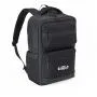 Mochila preta em Polyester / PU. Conta com alças para as costas e bolso, alça para as mãos, alça para pendurar e alça carona para mala. Na parte externa conta com saída para fio, faixa refletiva, borrachão, dois fechos laterais, dois bolsos laterais com tela, bolso frontal e dois bolsos na parte superior com fechamento em zíper. Na parte interna do primeiro bolso, conta com 4 compartimentos. No bolso principal, conta com compartimento aveludado para notebook de até 15 e mais um compartimento.