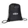 Mochila sacola preta em Nylon 190D com alças ajustáveis.